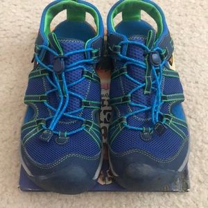 Boys (big kid) Teva Manatee shoe/ sneaker 💙